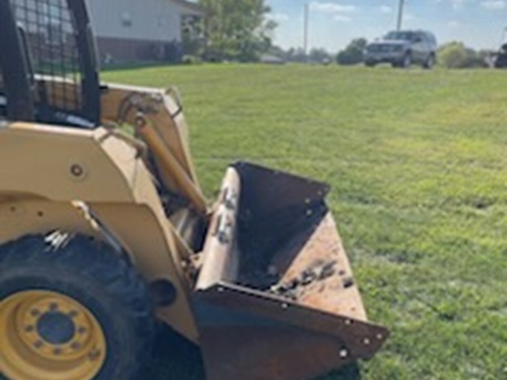2004-john-deere-240-image-4