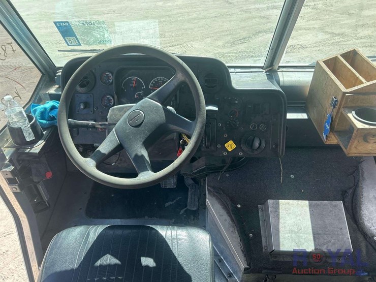 2017-freightliner-mt55-box-truck-image-32