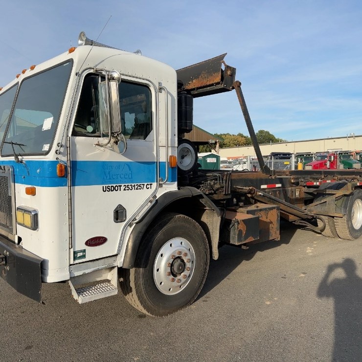 2002 PETERBILT 320