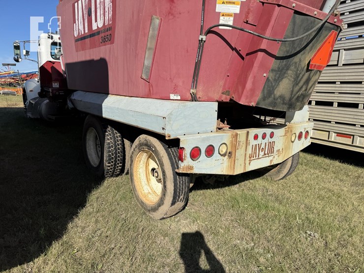 2005-peterbilt-335-image-5