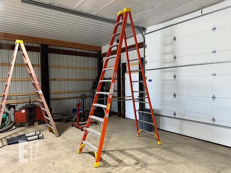 2027-werner-12'-fiberglass-ladder-image-1