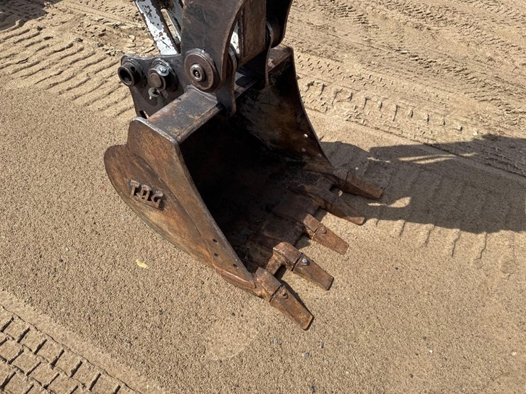 takeuchi-tb240-image-25