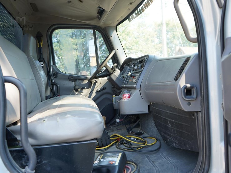 2007-freightliner-business-class-m2-106-image-29