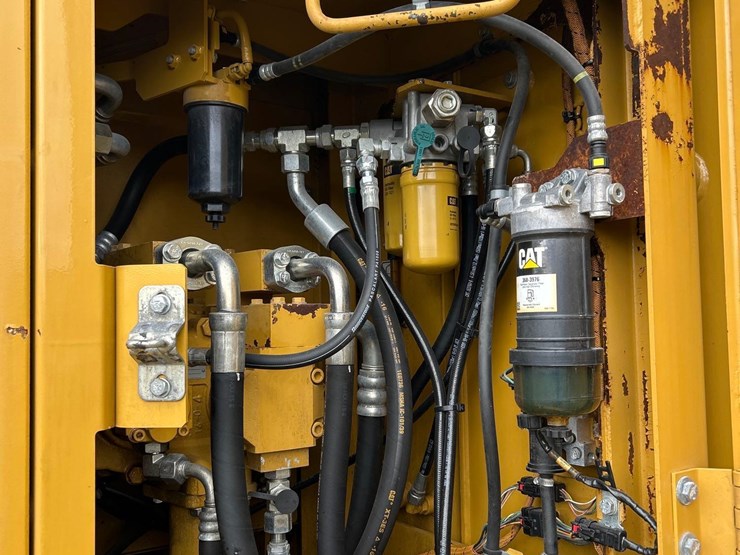 2016-caterpillar-325fl-image-19