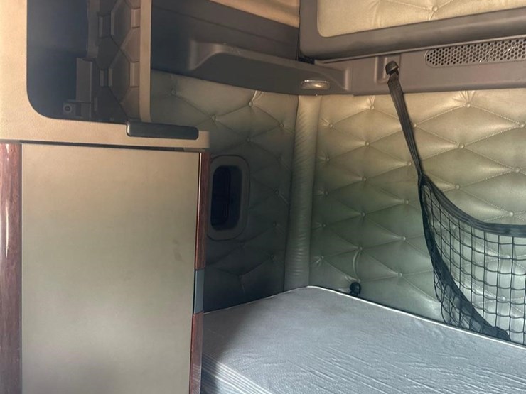 2019-kenworth-t680-image-31