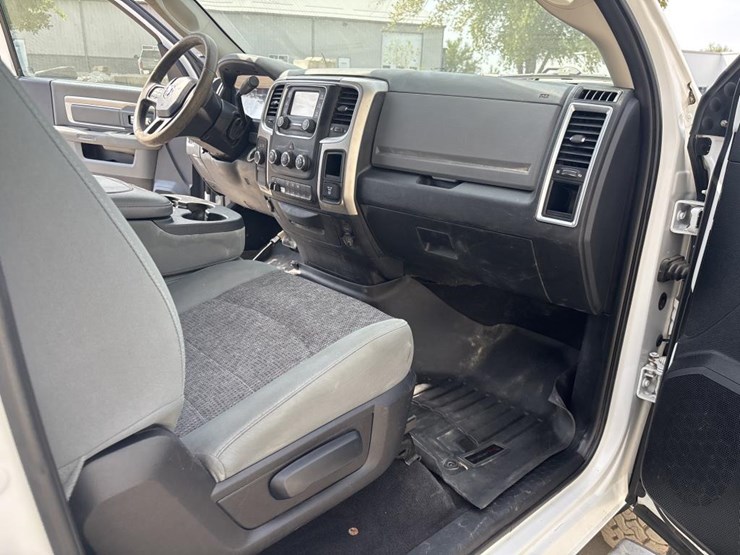 2016-dodge-ram-3500-image-42