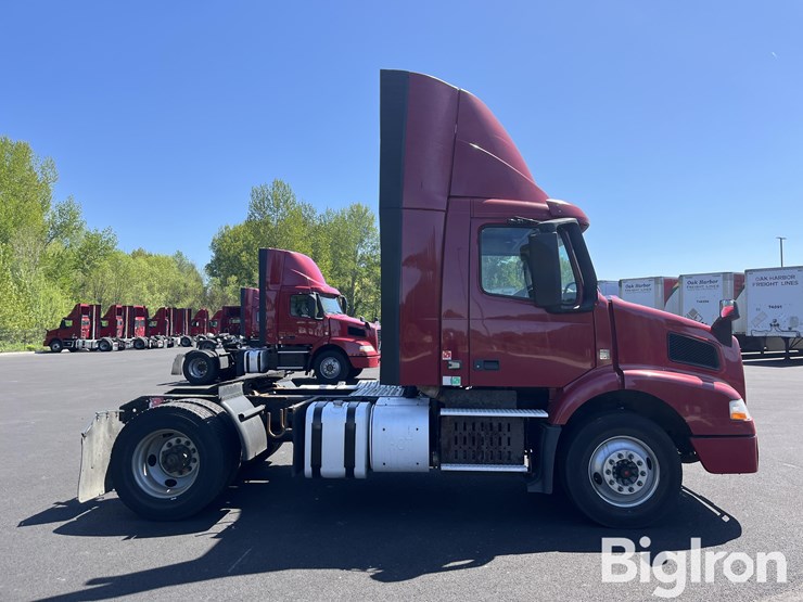 2016-volvo-vnm42t-truck-tractor-image-4