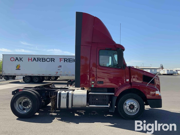 2016-volvo-vnm42t-truck-tractor-image-4