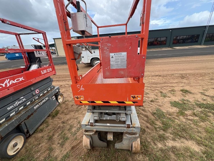jlg-scissorlift-image-3