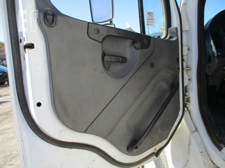 2012-freightliner-business-class-m2-106-image-13