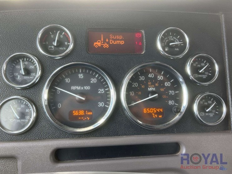 2014-peterbilt-384-image-19