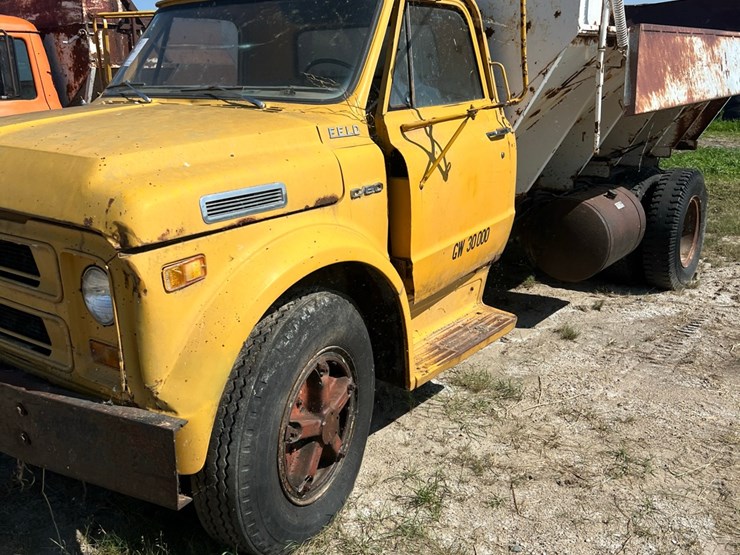 1972-chevy-single-axle-truck,-big-block-motor,-been-sitting,-believed-to-run,-drivers-door-issue-image-4