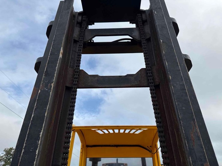 sellick-s80j4e-4-rough-terrain-forklift-image-15