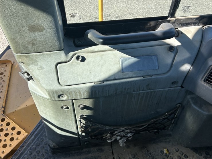 2004-volvo-a40d-image-41