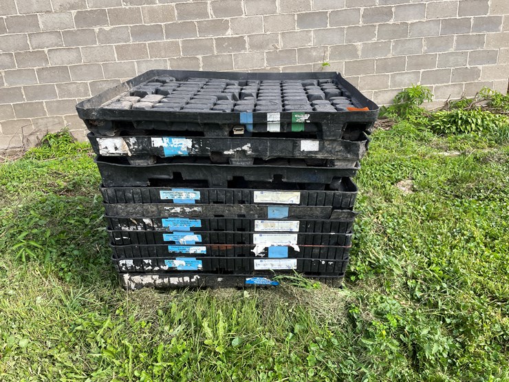 #4483-•-(11)-poly-pallets-image-2