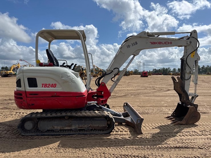 takeuchi-tb240-image-5