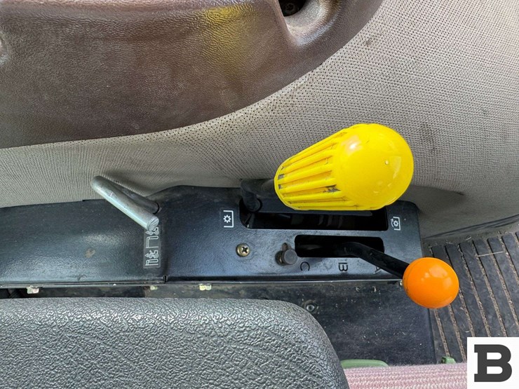 2011-john-deere-6115d-image-94