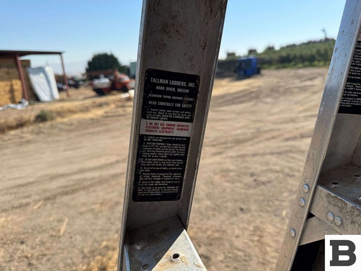 10'-aluminum-orchard-ladders-image-10