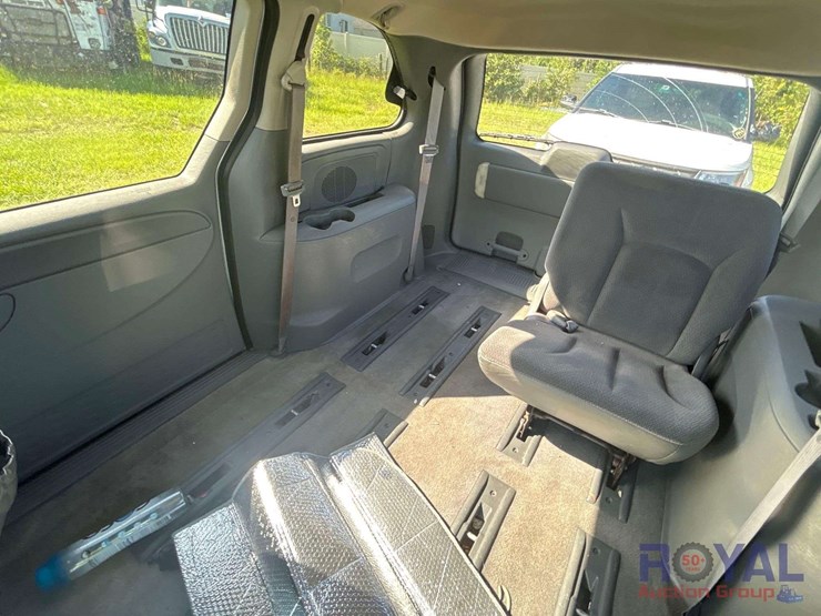 2005-dodge-caravan-image-13