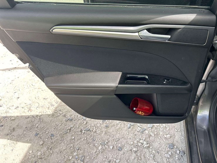 2013-ford-fusion-se-sedan-image-18