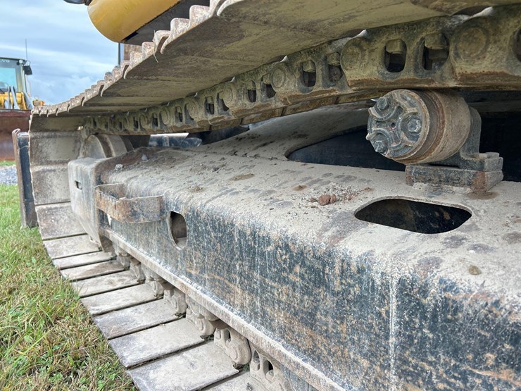 2011-deere-120d-image-10
