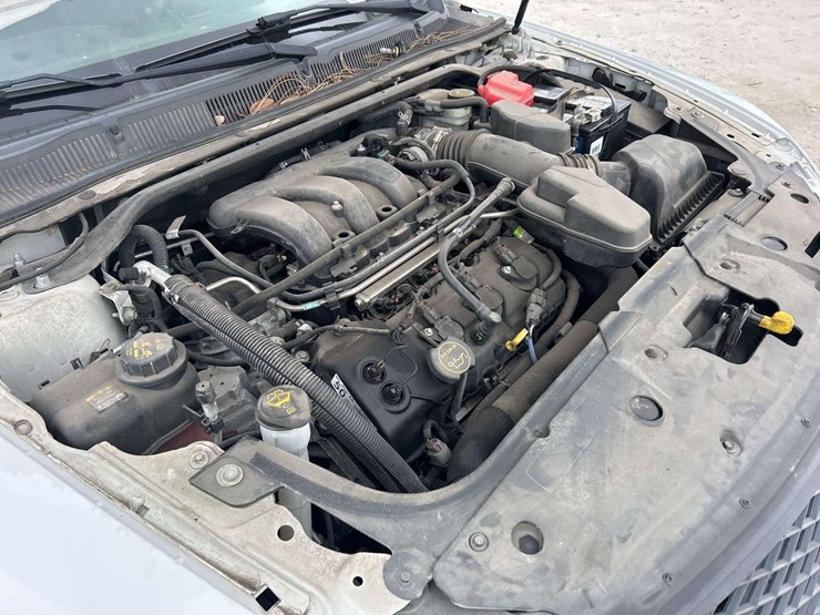 2014-ford-taurus-awd-sedan-image-9