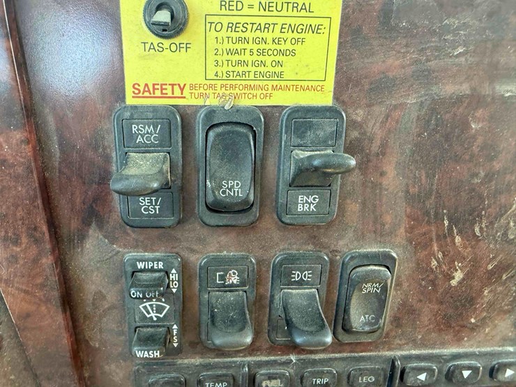 1999-freightliner-century-class-semi-image-9