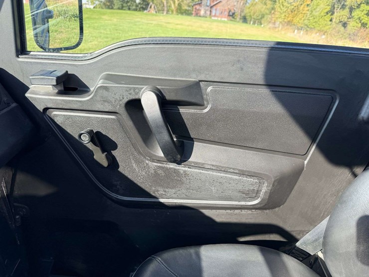 2021-john-deere-gator-image-33