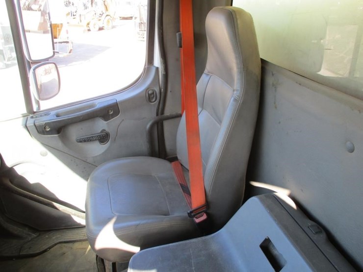 2012-freightliner-business-class-m2-106-image-8