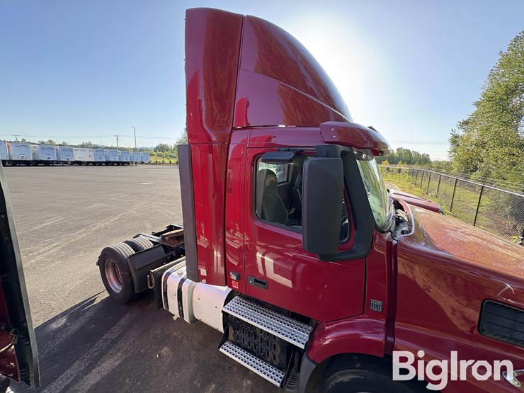 2015-volvo-vnm42t-truck-tractor-image-5
