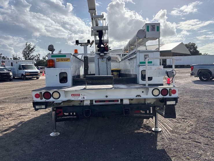 2015-ford-f-550-4x4-bucket-truck-image-29