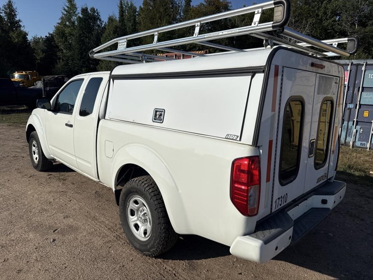 #2906-•-2017-nissan-pickup-truck-image-3