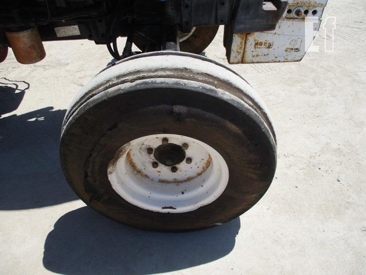 2005-new-holland-tn70-image-17