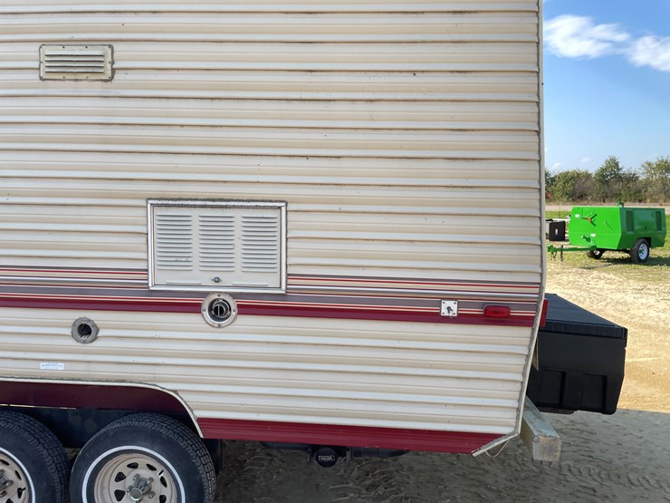 #1900-•-1989-companion-gooseneck-camper-(has-wi-title)-image-26
