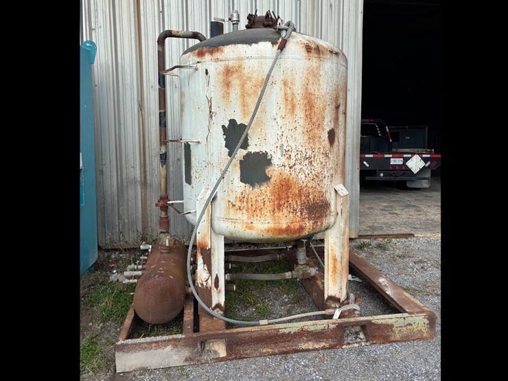 #136-•-4000-sand-blasting-pot-image-1