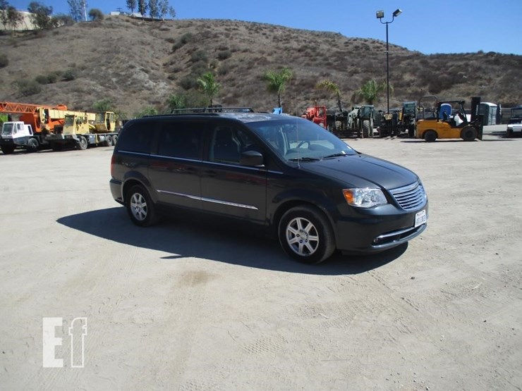 2012-chrysler-town-&-country-image-2