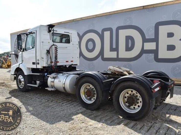 2015-volvo-vnm64t200-image-3