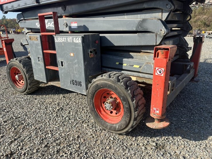 2011-skyjack-sj8841rt-image-26