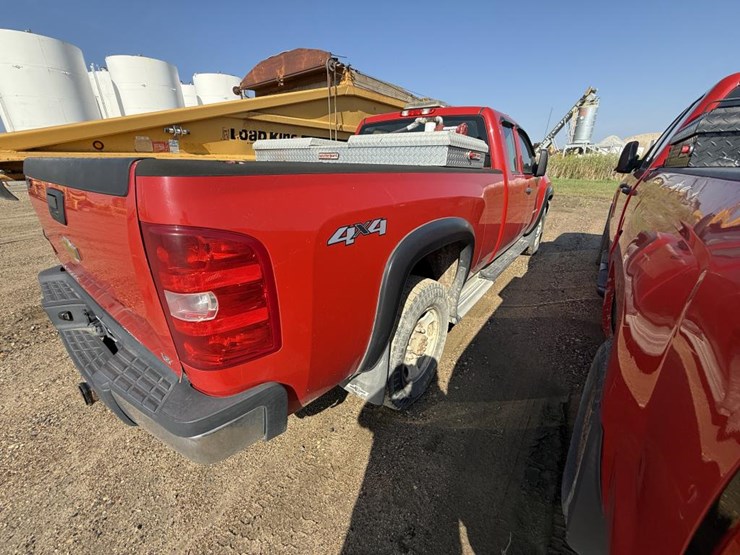 #2141-•-2013-chevrolet-silverado-2500hd-4x4-pickup-truck-image-13
