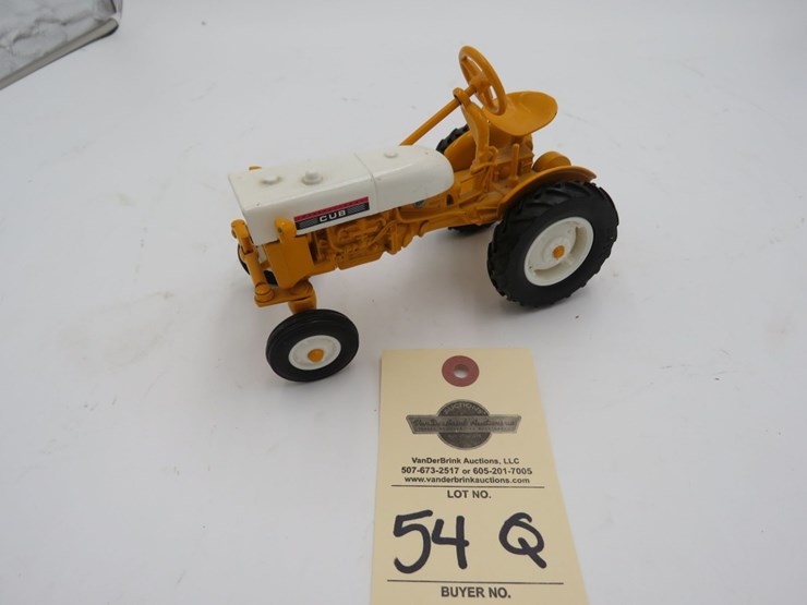 ertl-international-harvester-cub-1/16th-scale-toy-tractor-image-1