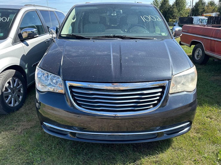 2014-chrysler-town-and-country-image-2