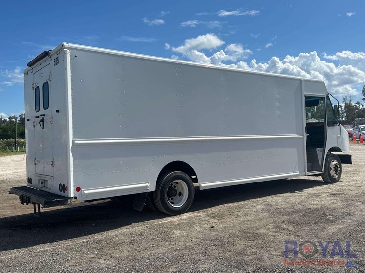 2017-freightliner-mt55-box-truck-image-3