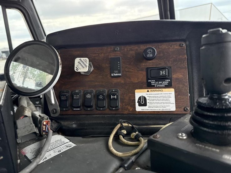 2004-peterbilt-320-image-19