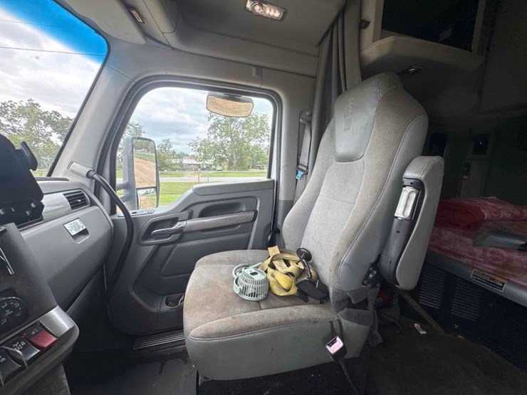 2014-kenworth-t680-image-33