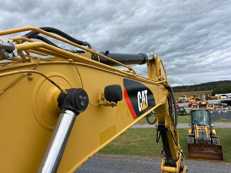 2016-caterpillar-325fl-image-25
