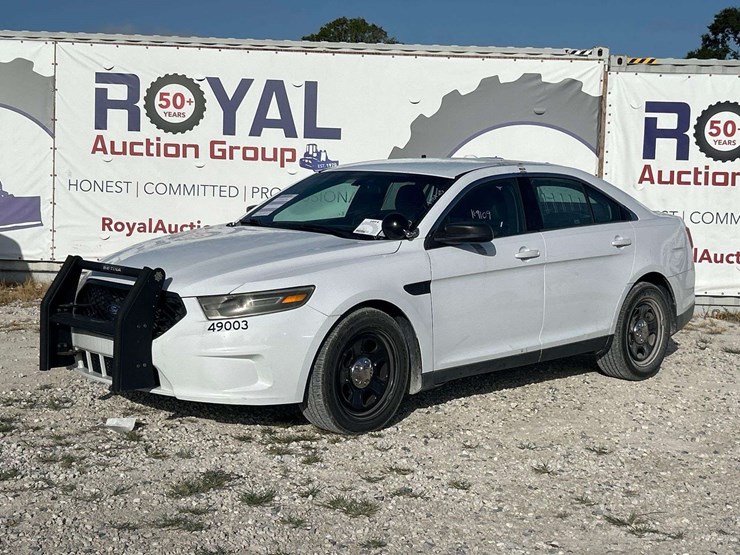 2015-ford-taurus-awd-sedan-image-1