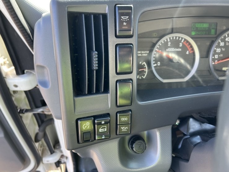 2013-isuzu-nrr-image-35