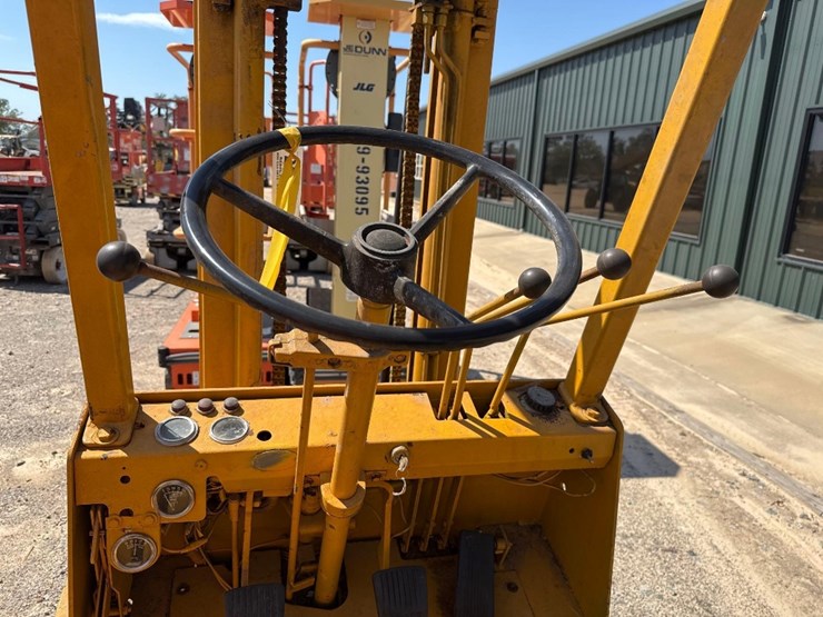 hyster-straight-mast-forklift-image-14