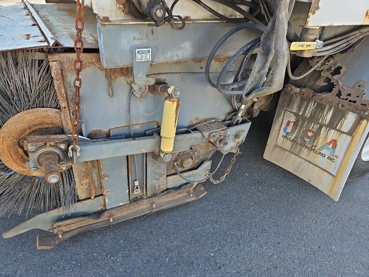 2003-freightliner-fl70-image-21