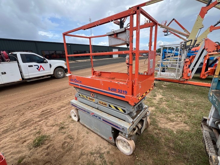 jlg-scissorlift-image-2
